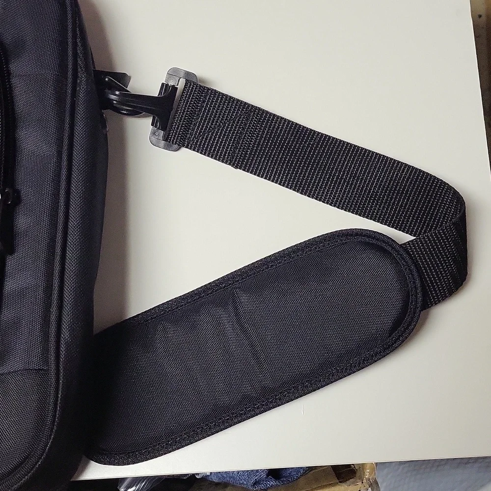 NWT Targus 15.6 Inch Black with Red Stitching Laptop Messenger Travel Bag